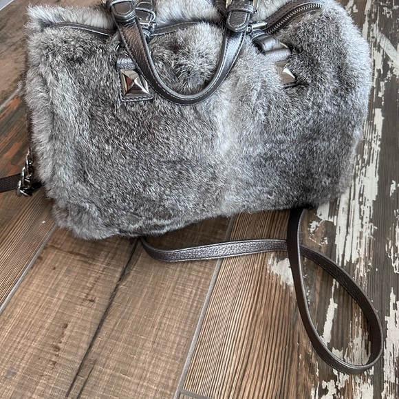Michael Kors Rabbit Fur Like New Satchel Handbag Grey Silver Shimmer Leather - Picture 2 of 9